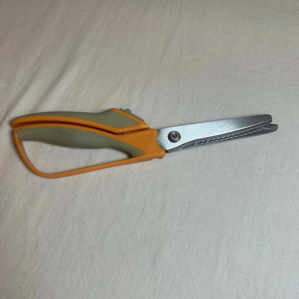 Fiskars Softouch Pinking Shears Scissors Spring Action Soft Touch Pre-owned - Picture 2 of 6